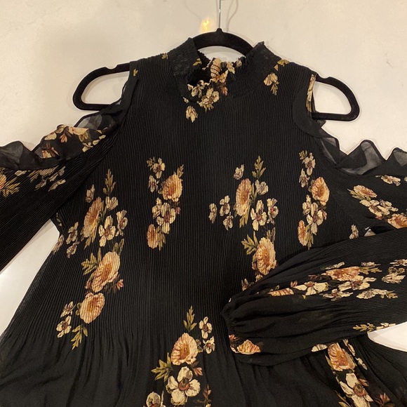 Flirty floral top - Picture 2 of 2